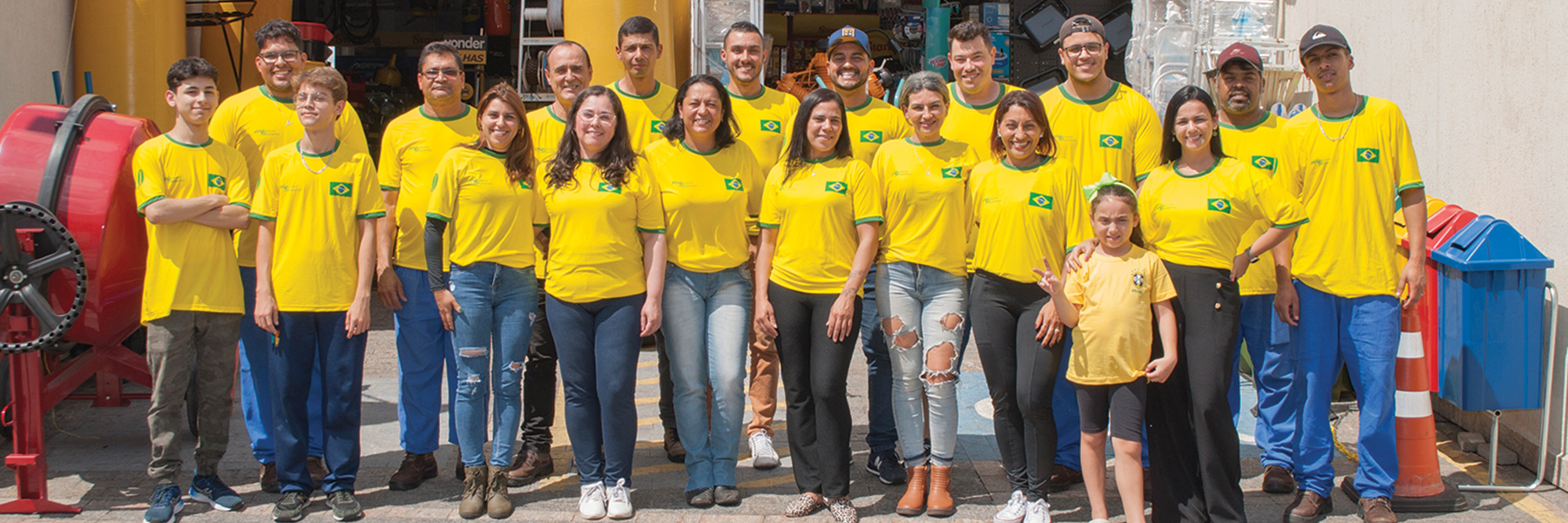 Foto da sede da empresa APROFER e seus colaboradores